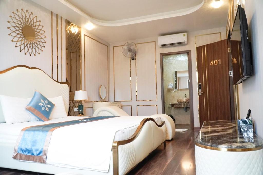 Postel nebo postele na pokoji v ubytování Bao Ngoc Hotel Linh Dam