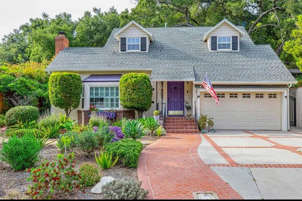 una casa con una puerta púrpura y una bandera en Distinct 3BR House + Game Room, Fireplace & Patio en Glendale