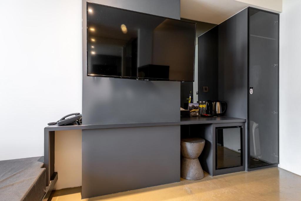 a room with a black counter with a desk at CHECK inn Taichung Liming in Taichung
