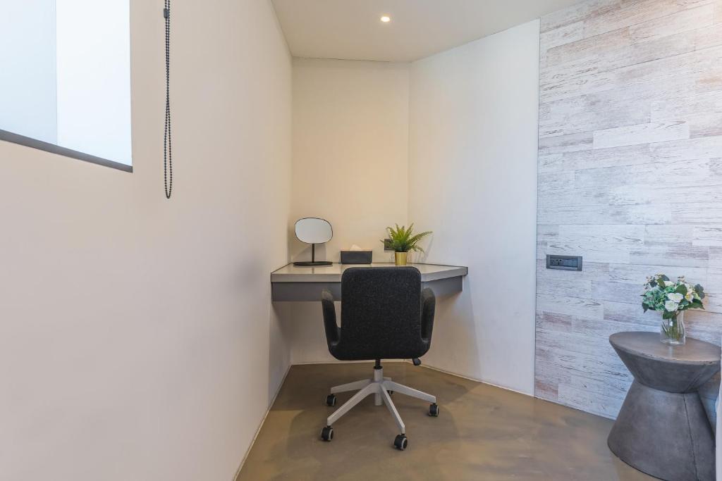 a office with a desk and a chair in a room at CHECK inn Taichung Liming in Taichung