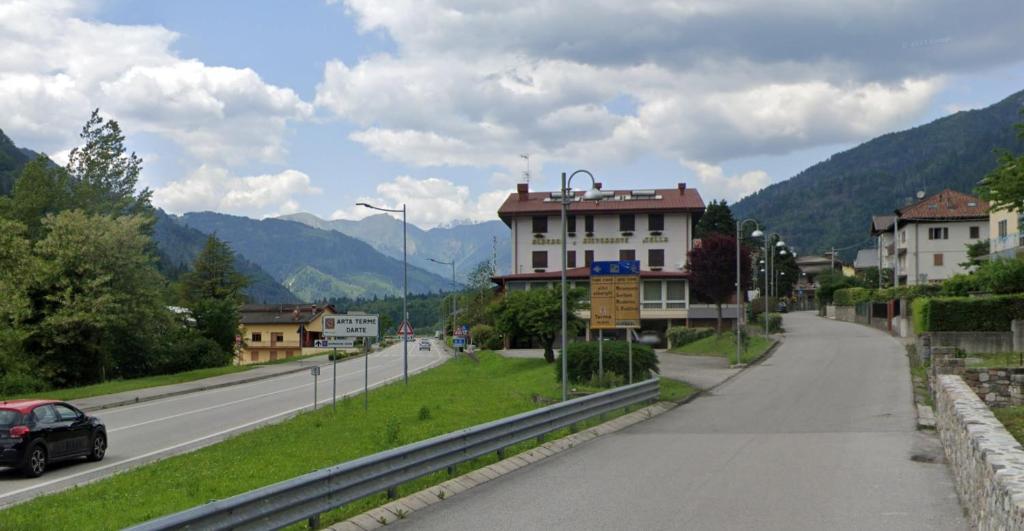 eine Straße mit einem Gebäude an der Seite einer Straße in der Unterkunft Hotel Cella in Arta Terme