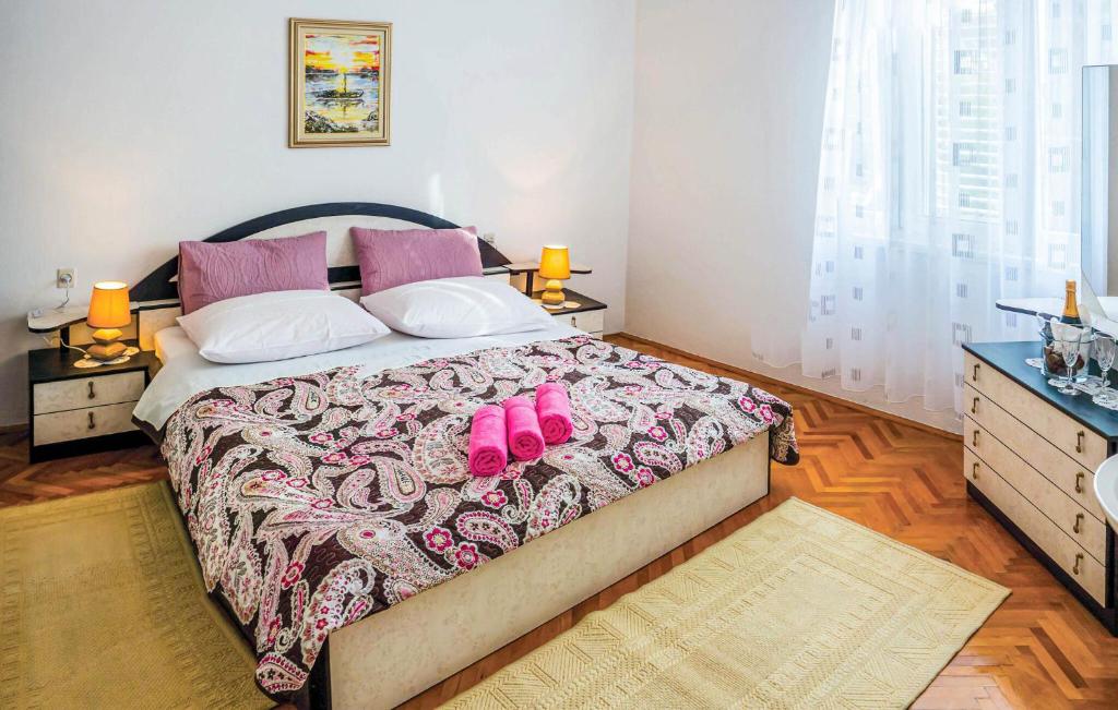 sypialnia z łóżkiem z różowymi butami w obiekcie 3 Bedroom Gorgeous Home In Banjol w mieście Banjol