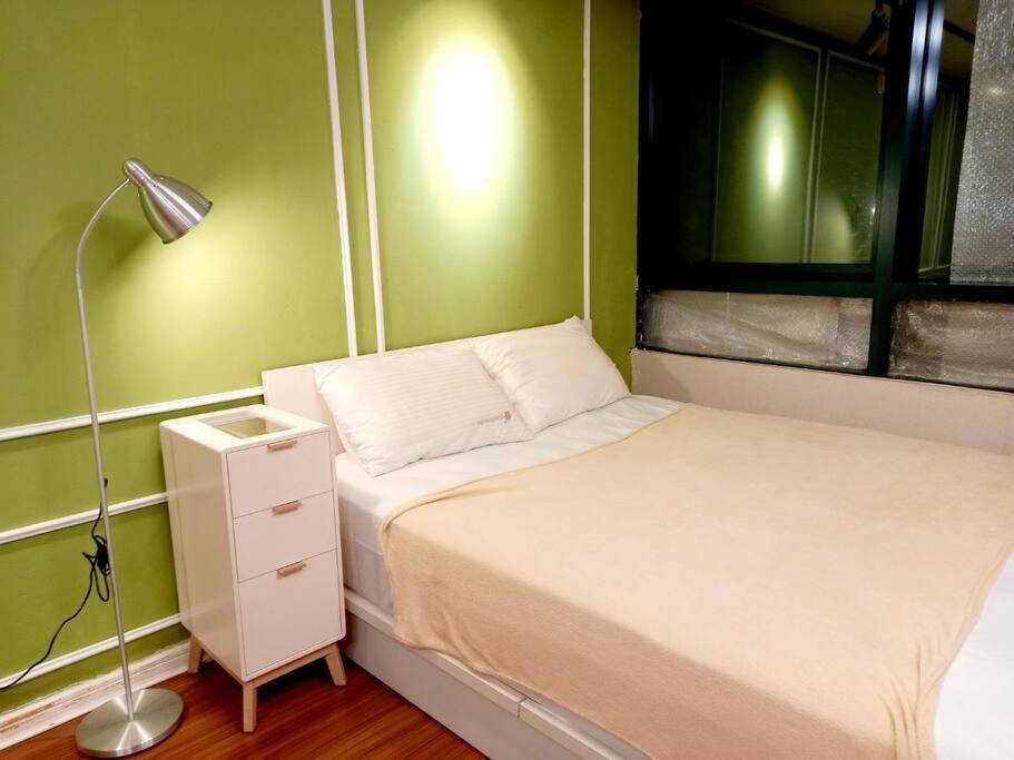 Cette petite chambre comprend un petit lit et une lampe. dans l'établissement Private house near Hongdae with Elevator, à Séoul