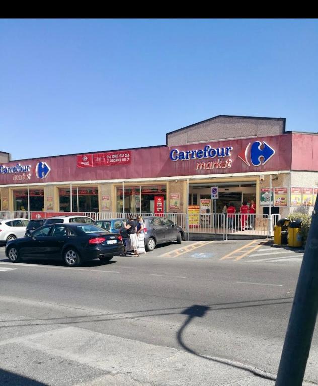 Supermarket nebo jiné obchody v  apartmánu nebo okolí
