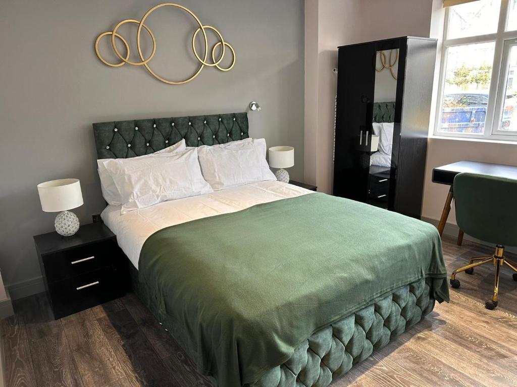 Un pat sau paturi într-o cameră la Letzi Private En-Suite In Harrow