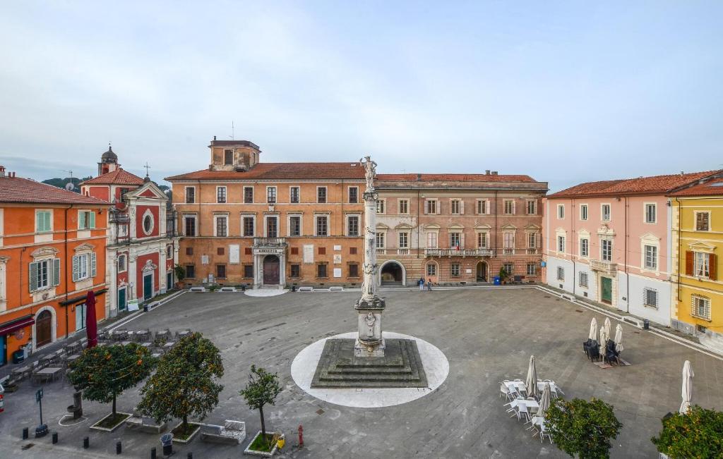 a view of a courtyard in a large building at Mercurio 9 in Massa