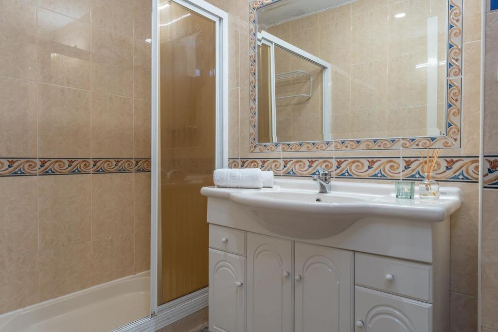 A bathroom at tuGuest Gran Via 42
