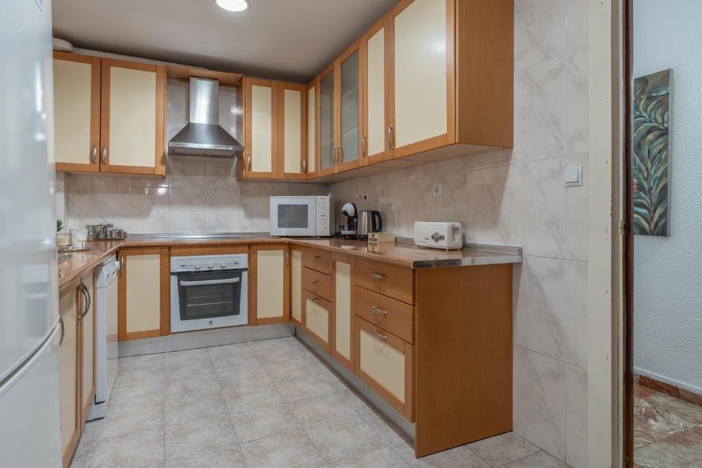 A kitchen or kitchenette at tuGuest Gran Via 42
