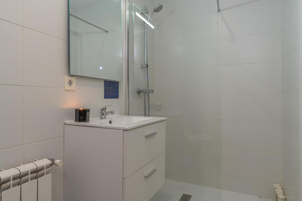 A bathroom at tuGuest Gran Via 42