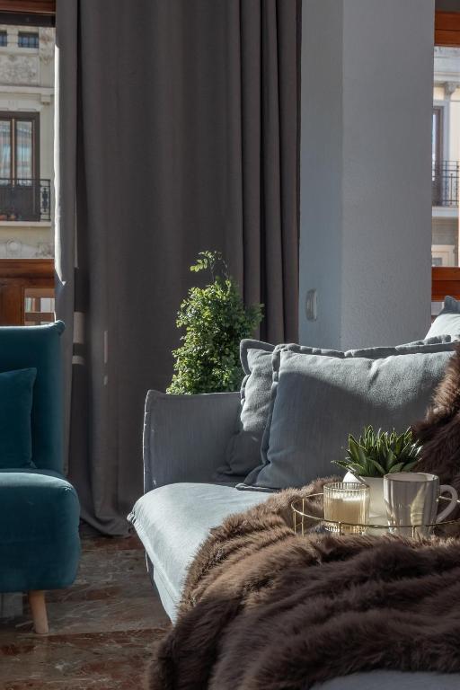 A seating area at tuGuest Gran Via 42