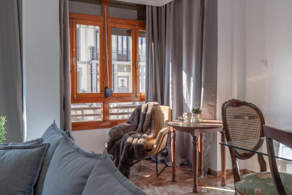 A seating area at tuGuest Gran Via 42