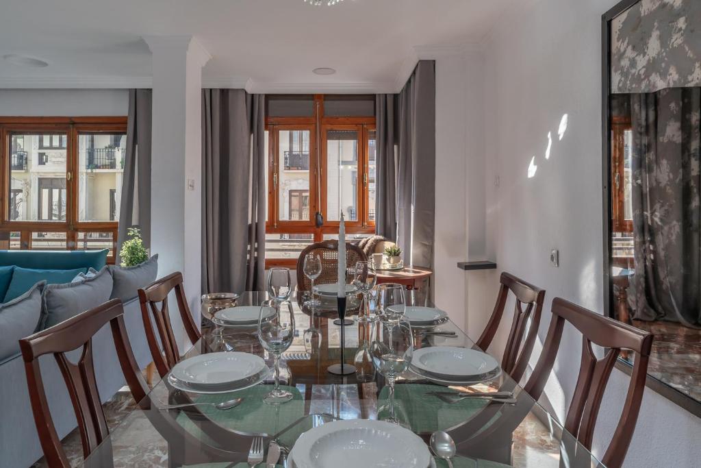 A seating area at tuGuest Gran Via 42