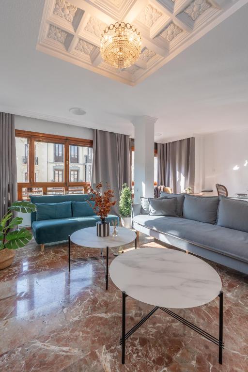 A seating area at tuGuest Gran Via 42