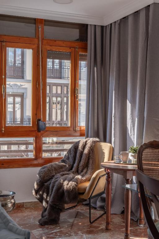 A seating area at tuGuest Gran Via 42