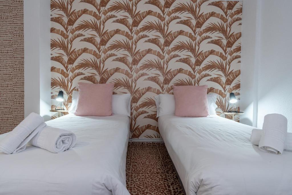 A bed or beds in a room at tuGuest Gran Via 42