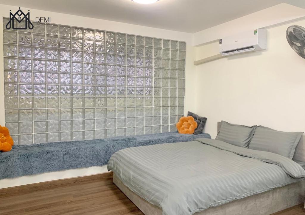 um quarto com uma cama e uma grande janela em DeMi Homestay 2 - Châu Đốc em áº¤p VÄ©nh ÃÃ´ng