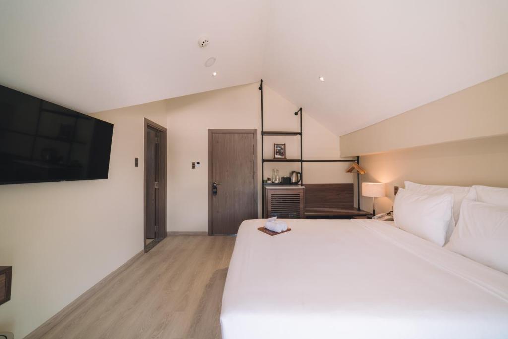Postel nebo postele na pokoji v ubytování Canary Dalat Hotel