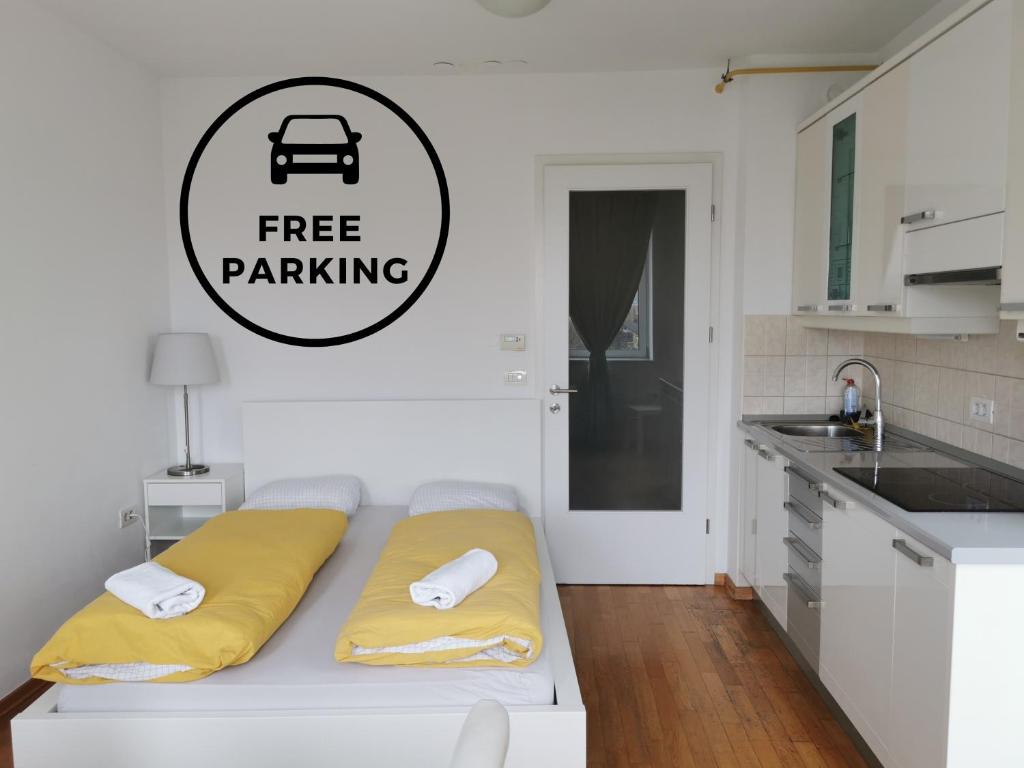 un letto in una cucina con un cartello di parcheggio gratuito sul muro di Trnovo apartment with free parking a Lubiana