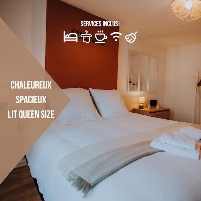 une chambre avec un grand lit blanc avec des serviettes dessus dans l'établissement L'Exilé • l'Oasis de tranquillité en Cœur de Ville, à Châteauroux