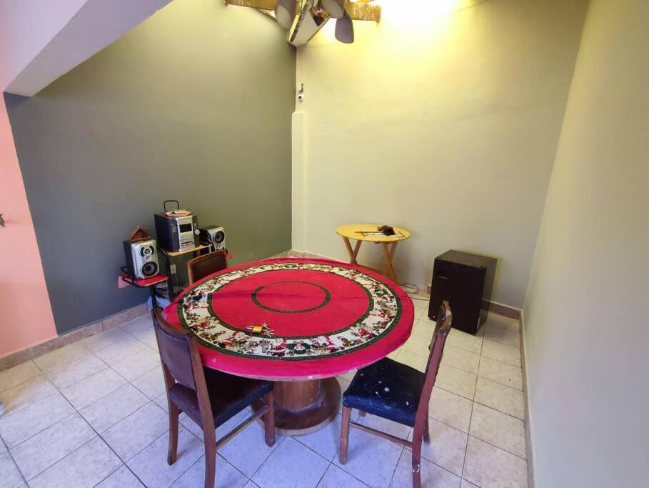 una sala da pranzo con tavolo e sedie e una camera di Acogedora, independiente y tradicional Casa - Karapanza a Sucre