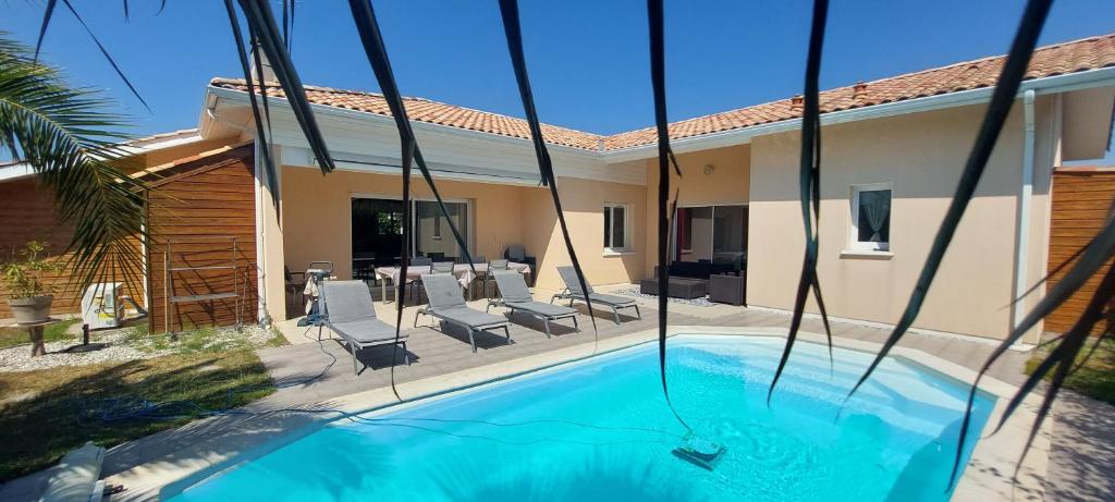 a swimming pool in the backyard of a house at Villa piscine proche plages in Angresse
