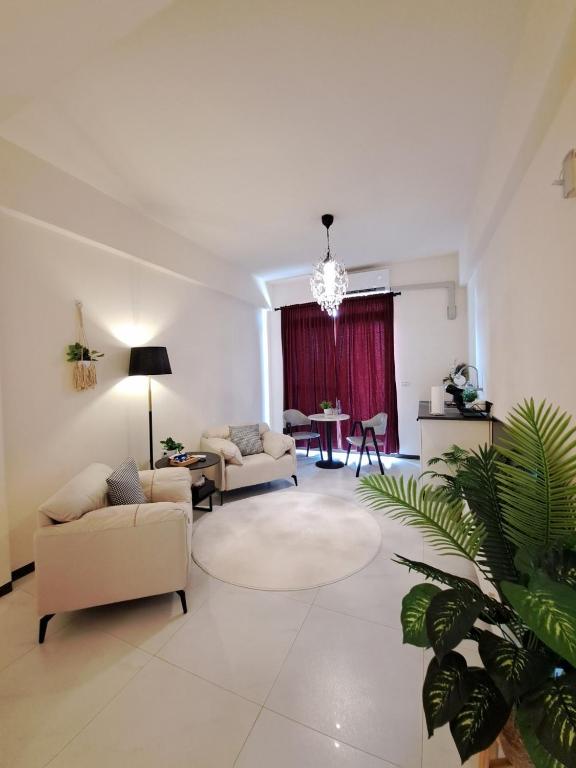 un soggiorno con due sedie e un tavolo di Chi Mei Homestay a Green Island