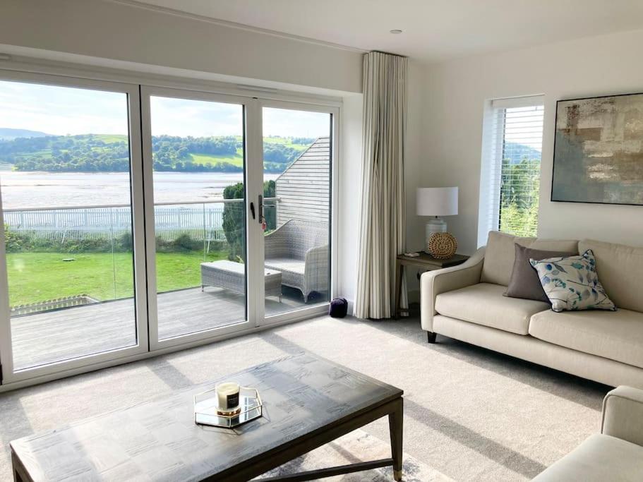 uma sala de estar com um sofá e uma mesa em Estuary View - Newly Built 3-Bed House em Conwy