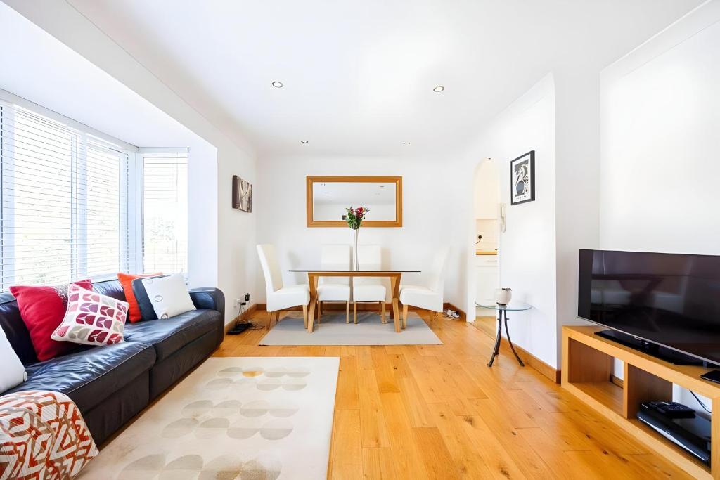 Ein Sitzbereich in der Unterkunft Camberwell Elegance 3BR Luxury Flat