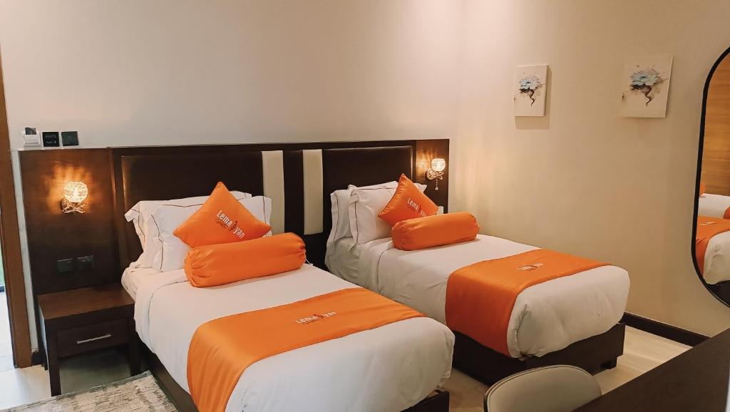 Postel nebo postele na pokoji v ubytování Lemaiyan Suites