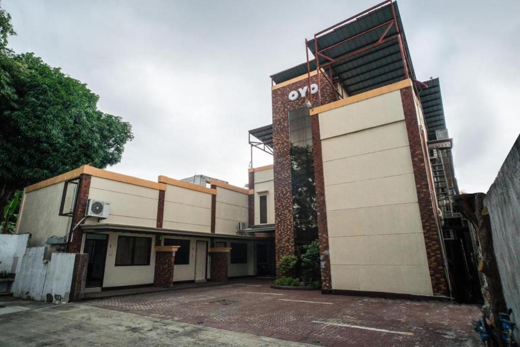 un edificio con una puerta de garaje en un aparcamiento en Sharana Pensionne, en Davao City