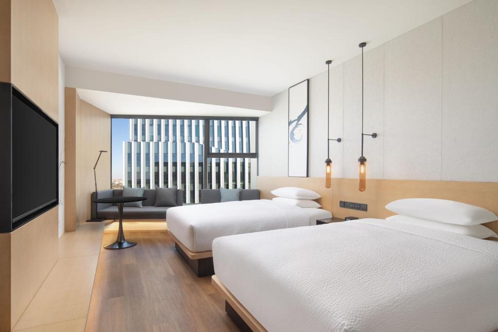 Postel nebo postele na pokoji v ubytování Fairfield by Marriott Shanghai Lingang Special Area