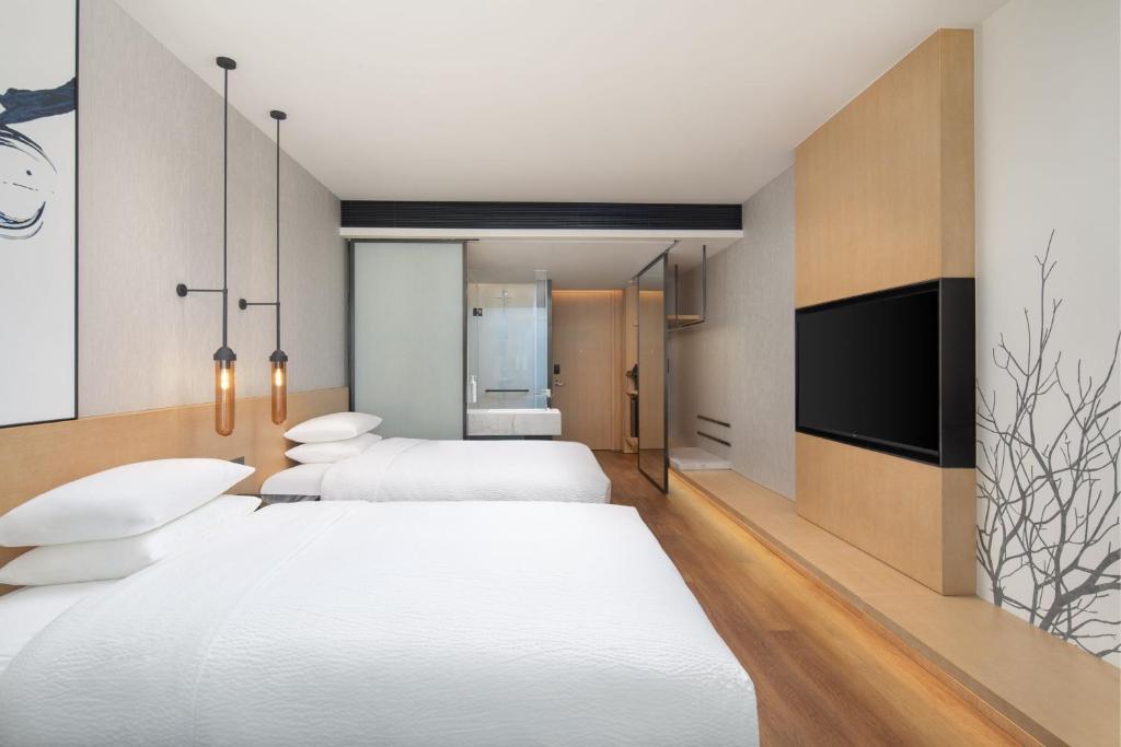 Postel nebo postele na pokoji v ubytování Fairfield by Marriott Shanghai Lingang Special Area