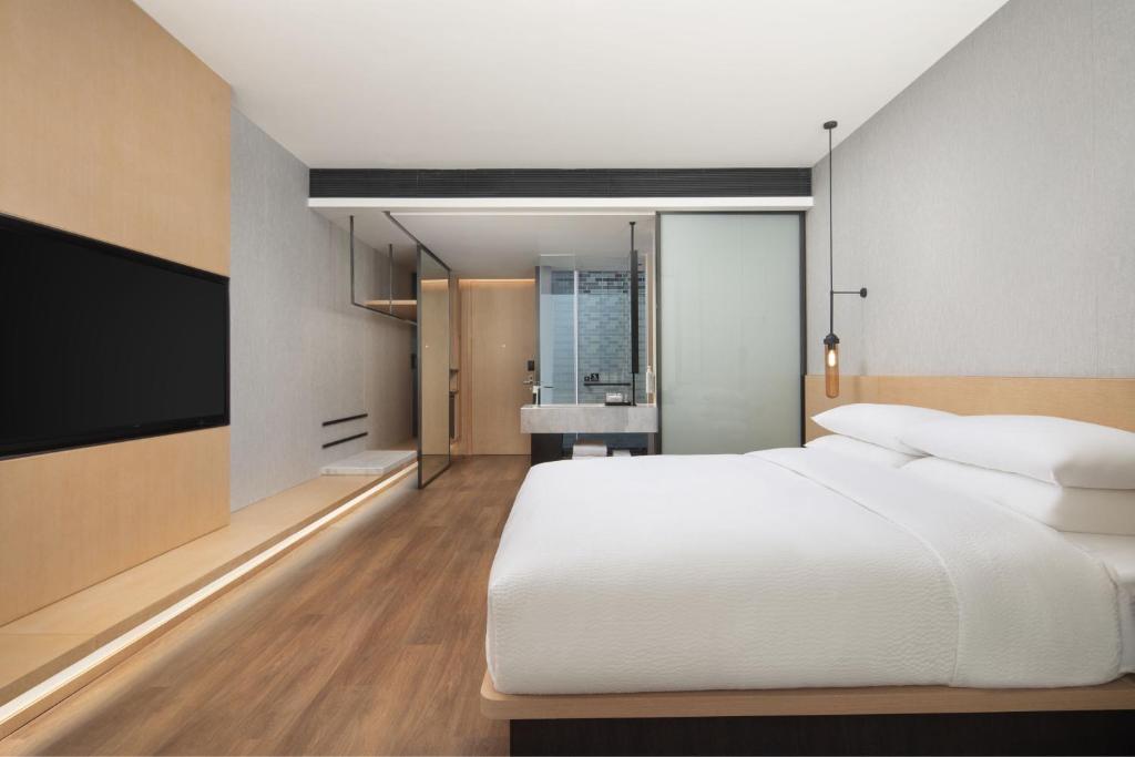 Postel nebo postele na pokoji v ubytování Fairfield by Marriott Shanghai Lingang Special Area