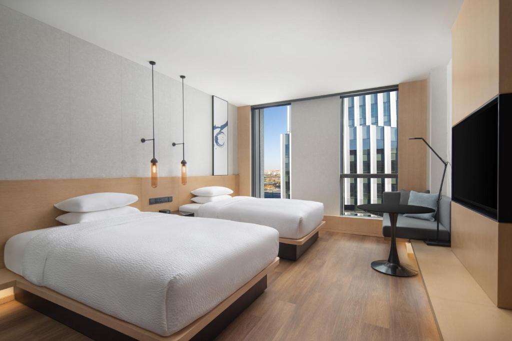 Postel nebo postele na pokoji v ubytování Fairfield by Marriott Shanghai Lingang Special Area