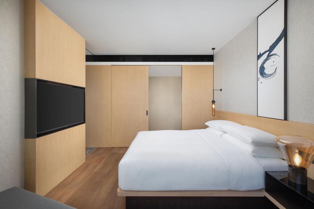 Postel nebo postele na pokoji v ubytování Fairfield by Marriott Shanghai Lingang Special Area