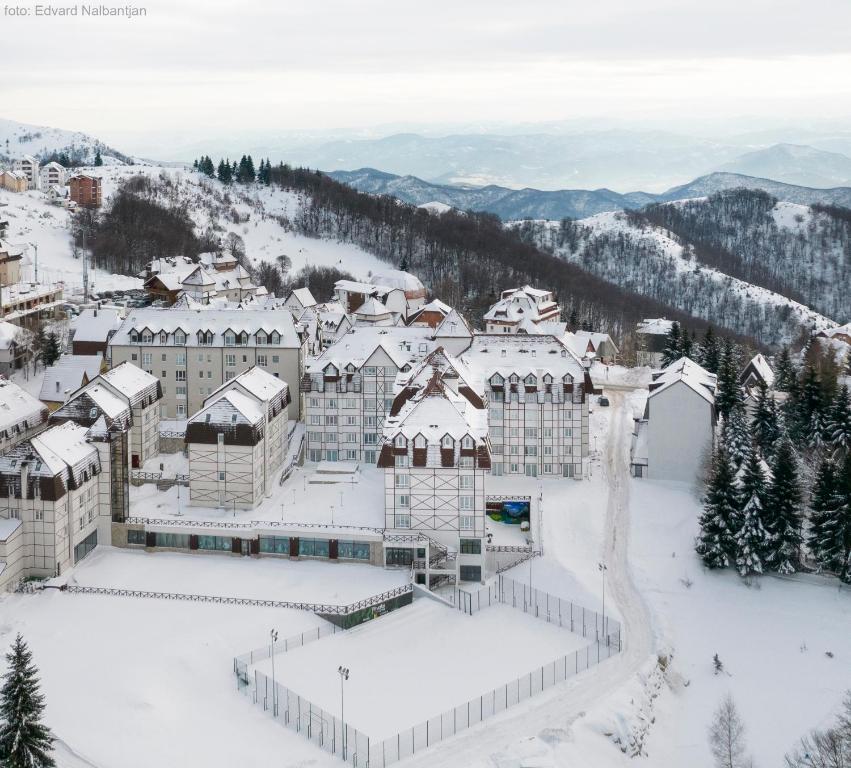 una vista aérea de un edificio cubierto de nieve en Hotel Kraljevi Čardaci en Kopaonik