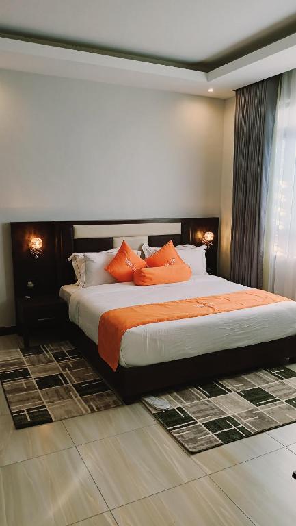Postel nebo postele na pokoji v ubytování Lemaiyan Suites