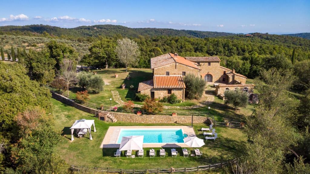- une vue aérienne sur une maison avec une piscine dans l'établissement VILLA LE TORNAIE 14, Emma Villas, à Monte San Savino