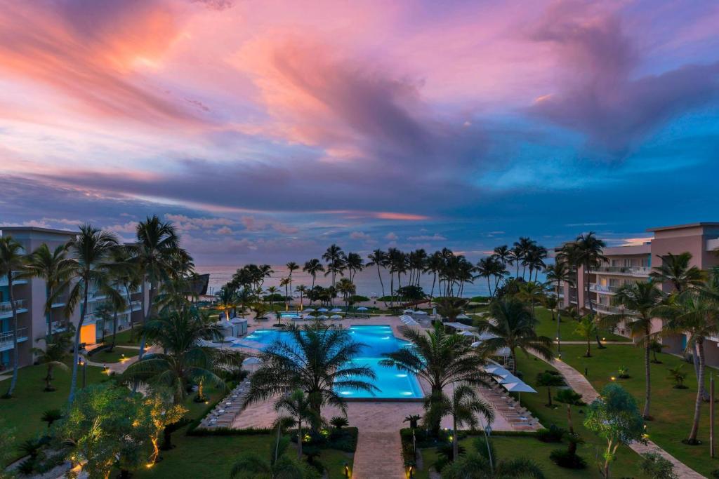 - une vue sur un complexe avec une piscine et des palmiers dans l'établissement The Westin Puntacana Resort & Club, à Punta Cana