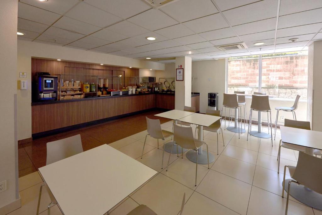 Un restaurante o sitio para comer en City Express by Marriott Puebla FINSA
