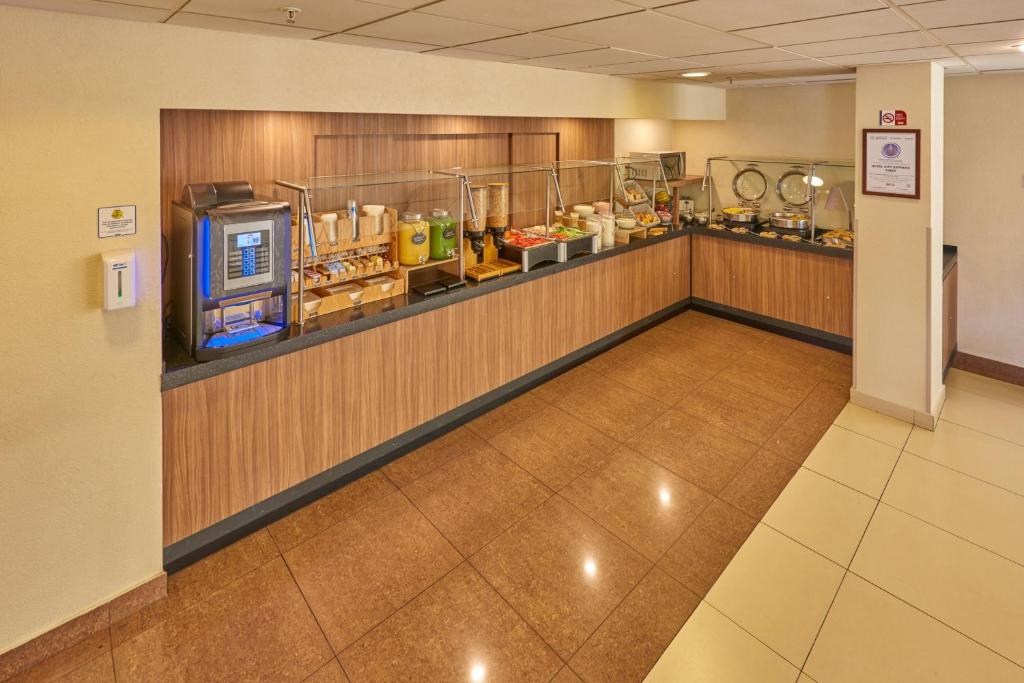 Comida en o cerca de este hotel