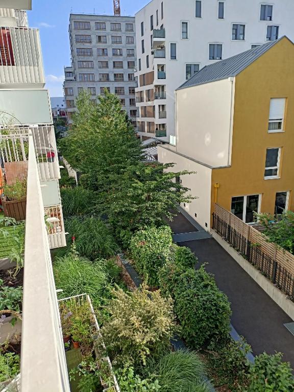 d'un balcon avec des plantes. dans l'établissement Stade de France Paris, à Saint-Denis