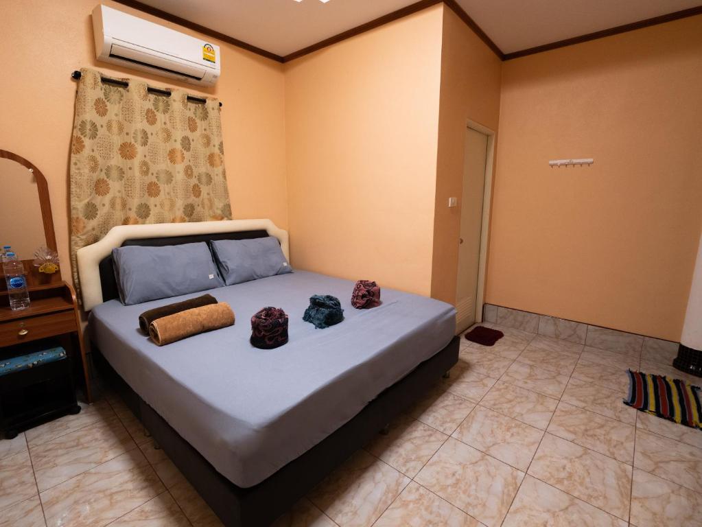 una camera con un letto con due cuscini sopra di Boonsong Guest House a Khao Tao