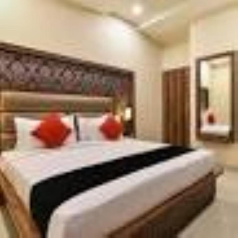 Hotel Spiti , Mathura - Deluxe King Room