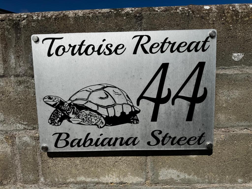 um sinal para um retiro de tartarugas na rua Balahuarma em Tortoise Retreat em Langebaan