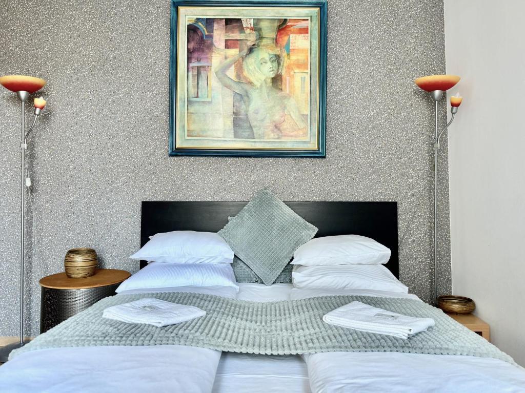 Postel nebo postele na pokoji v ubytování Premium Apartment by Hi5- CP with free parking