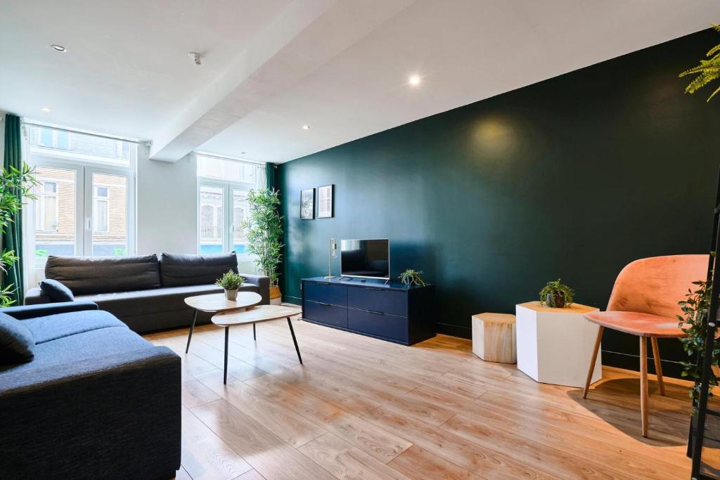 un salon avec un canapé et une télévision dans l'établissement Lille Centre - Superbe appart. avec terrasse !, à Lille