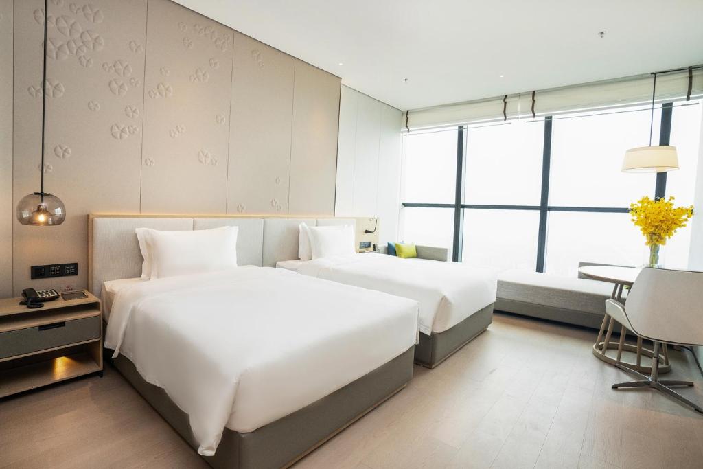 Postel nebo postele na pokoji v ubytování Wyndham Foshan Nanhai