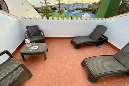 Posedenie v ubytovaní Apartamento con piscina en Las Rosas de Capistrano