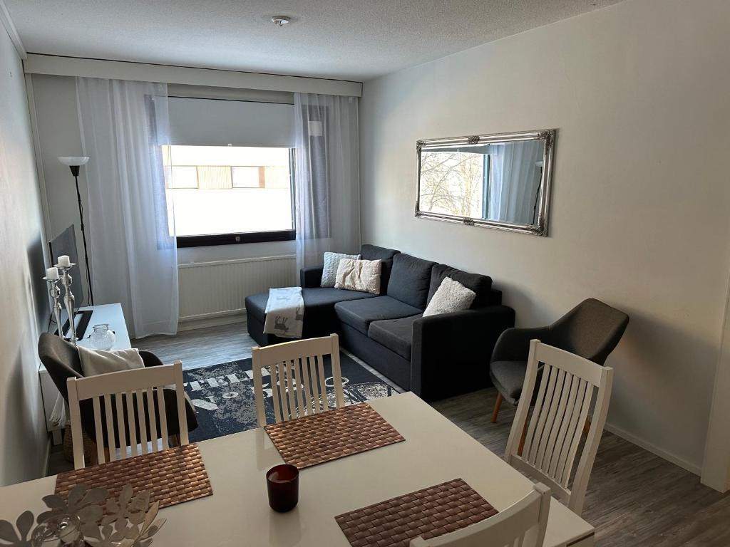 Posezení v ubytování 2BR with sauna in Tornio city